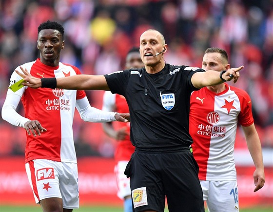 Fotbalový sudí Miroslav Zelinka bhem ligového utkání Slavie proti Plzni.