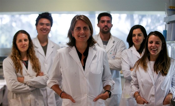 Marina Simianová se svým týmem zkoumajícím lék na rakovinu prsu v Buenos Aires...