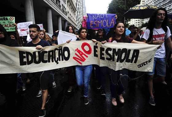 Brazilci vyli do ulic na protest proti sniován státních výdaj ve kolství....