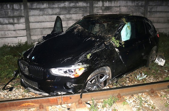 erné BMW pi úniku ped rakouskými policisty havarovalo v Beclavi. idi...