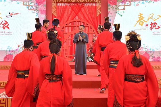 Jack Ma se zúastnil hromadného svatebního obadu svých zamstnanc.