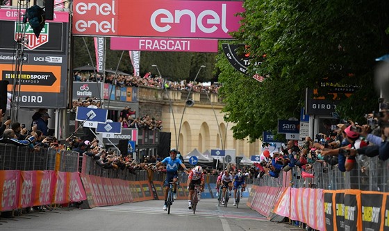 STEJN JAKO LONI. Richard Carapaz i po roce triumfoval v etap Gira.