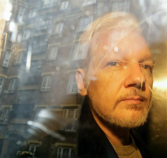 védská policie zane znovu vyetovat Assange kvli znásilnní. (13. kvtna...