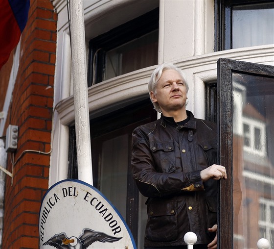 védská policie zane znovu vyetovat Assange kvli znásilnní. (13. kvtna...