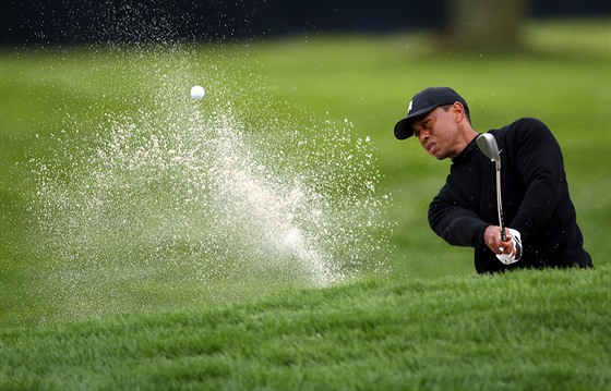 Tiger Woods pi tréninkovém kole na hiti Bethpage Black ped major turnajem...