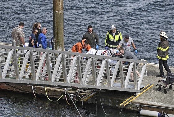 Záchranái pepravují zranného ze sráky dvou hydroplán v Ketchikanu na...