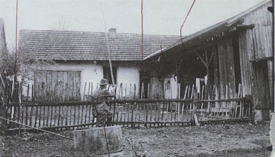 Dvr domu v Rudicích pi rekonstrukci zásahu provedeného etníky.