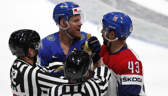 védský útoník Patric Hornqvist si vyíkává cosi z ledu s eským Janem Kováem.