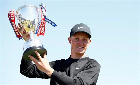 védský golfista Marcus Kinhult s trofejí pro vítze.