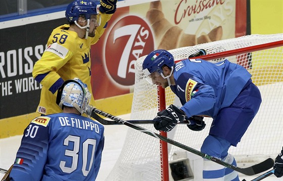 Jan Pavlu (vpravo) v zápase se Švédskem.