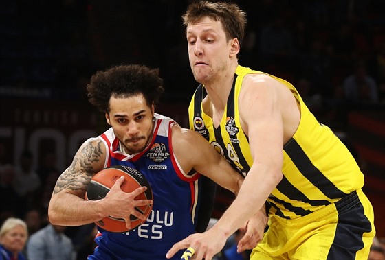 Jan Veselý (vpravo) z Fenerbahce Istanbul brání Shanea Larkina z Anadolu Efes...