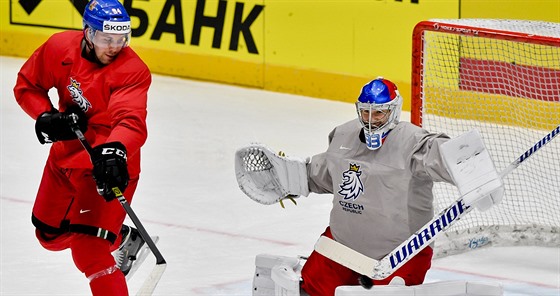 tonk Radek Faksa a brank Pavel Francouz na trninku..