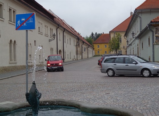 V samotné Litomyšli vede silnice II/358 po kostkách hned vedle zámeckých budov.
