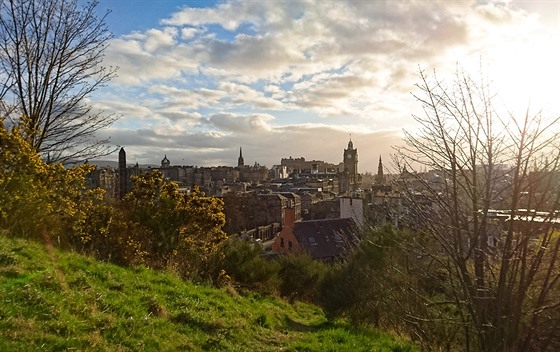 Pohled z vrcholku Arthur´s Seat na Edinburgh
