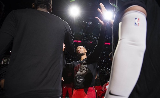 Damian Lillard se zdraví se spoluhrái z Portlandu.