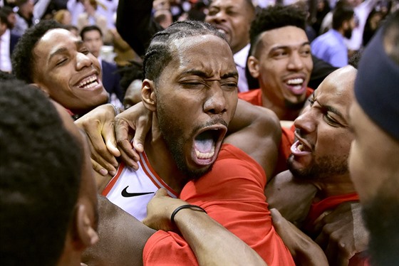 Toronttí basketbalisté oslavují Kawhiho Leonarda za vítznou stelu proti...