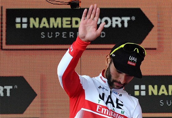 Fernando Gaviria zdraví diváky po svém triumfu ve tetí etap Gira.