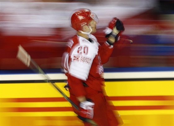 Dánský hokejista Lars Eller oslavuje gól.