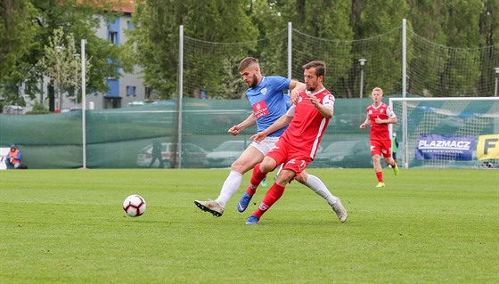 Karel Hasil z Táborska (v modrém) v duelu s Pardubicemi