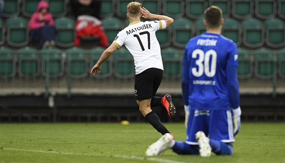 Jan Matouek z Píbrami se raduje z gólu, vpravo je bezmocný branká Bohemians...