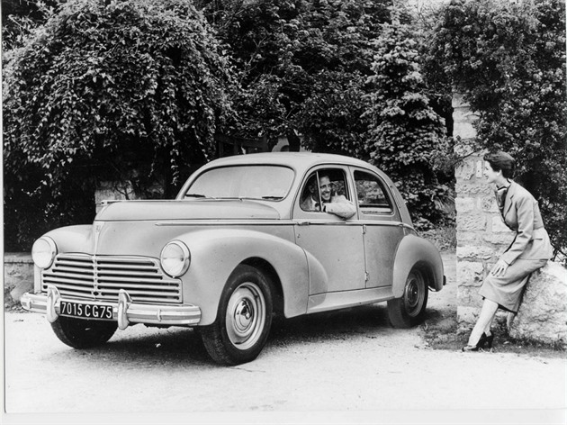 Babička za volantem. 95letá Francouzka se svého prastarého peugeotu nevzdá