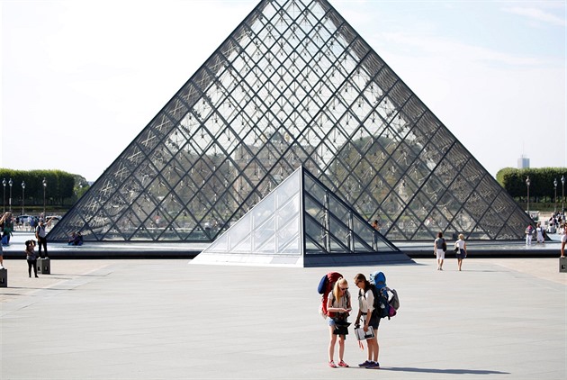 Francie kvůli hrozbě bombou zavřela Louvre i Versailles. Macron svolal posily