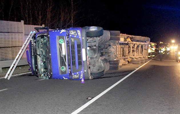 D3 u Tábora směrem na České Budějovice stojí, kamion narazil do svodidel