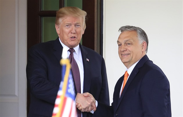 Komunisté se spojili s liberály, řekl Orbán. A sešel se s Trumpem na golfu