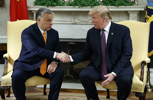 Orbán usiluje o diktaturu, kritizoval Biden jeho schůzku s Trumpem