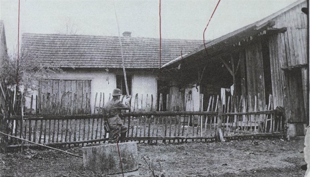 Dvr domu v Rudicích pi rekonstrukci zásahu provedeného etníky.
