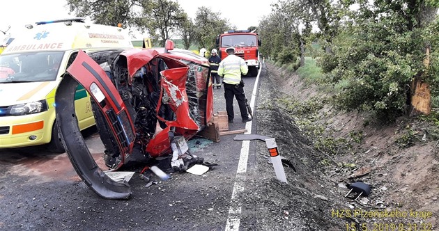 Pi nehod mezi obcemi Hlohovice a Skoupý na Rokycansku zemela v osobním aut...