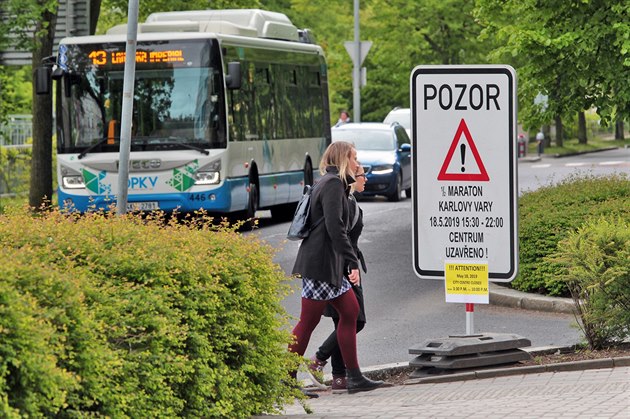 Karlovy Vary jsou plné znaek a tabulí, které upozorují na dopravní omezení...