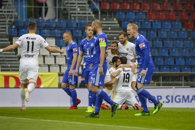 Zlín�tí fotbalisté se radují z gólu v utkání proti Olomouci.