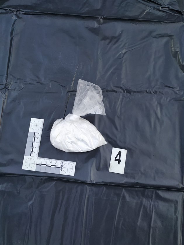 Sáek s kokainem, který nali celníci v aut na Jiínsku.