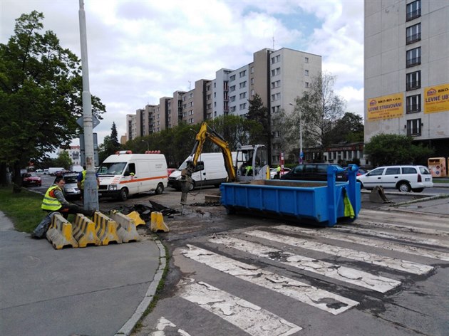 Na sídliti Spoilov na kíení ulic Hlavní x Choratická dolo k havárii vodovodu. Od 13 hodin platí tato dopravní opatení:- linka 118 je pouze ve smru Smíchovské nádraí vedena odklonem ulicí Na Chodovci zst. sídlit Spoilov je peloena do ulice Na 