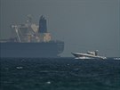 luny pobení hlídky Spojených arabských emirát pomáhají tankeru pokozenému...