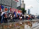 Tisíce lidí v sobotu pochodovali Varavou na oslavu polského lenství v EU (18....