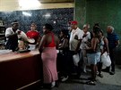 Kubánská vláda kvli váné ekonomické krizi spustila pídlový systém. (10....