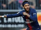 Neymar z PSG oslavuje svj gól v utkání s Angers.