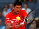 Srbský tenista Novak Djokovi se soustedí na bekhend v semifinále turnaje v...