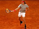 ek Stefanos Tsitsipas hraje forhend v semifinále turnaje v Madridu.