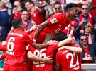 Kingsley Coman z Bayernu Mnichov (nahoe) slaví se spoluhrái gól v utkání...