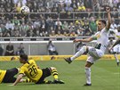 Thorgan Hazard z Mönchengladbachu (v bílém) bhem utkání s Borussií Dortmund
