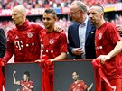 Ikony Bayernu Mnichov (zprava) Franck Ribéry, Rafinha a Arjen Robben se před...