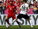 Franck Ribéry z Bayernu Mnichov (vlevo) se snaží vyhnout Davidu Abrahamovi z...