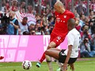 Arjen Robben z Bayernu Mnichov (v erveném) dává gól v utkání s Frankfurtem.