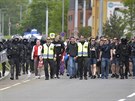 Fanouci Slavie picházejí v doprovodu policist na stadion Baníku Ostrava.