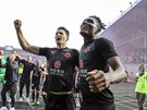 Fotbalisté Slavie Milan koda (vlevo) a Simon Deli se radují z titulu mistra...