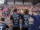 Fotbalisté Slavie slaví se svými fanouky zisk mistrovského titulu.