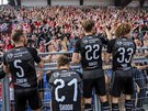 Fotbalisté Slavie se radují ze zisku mistrovského titulu.